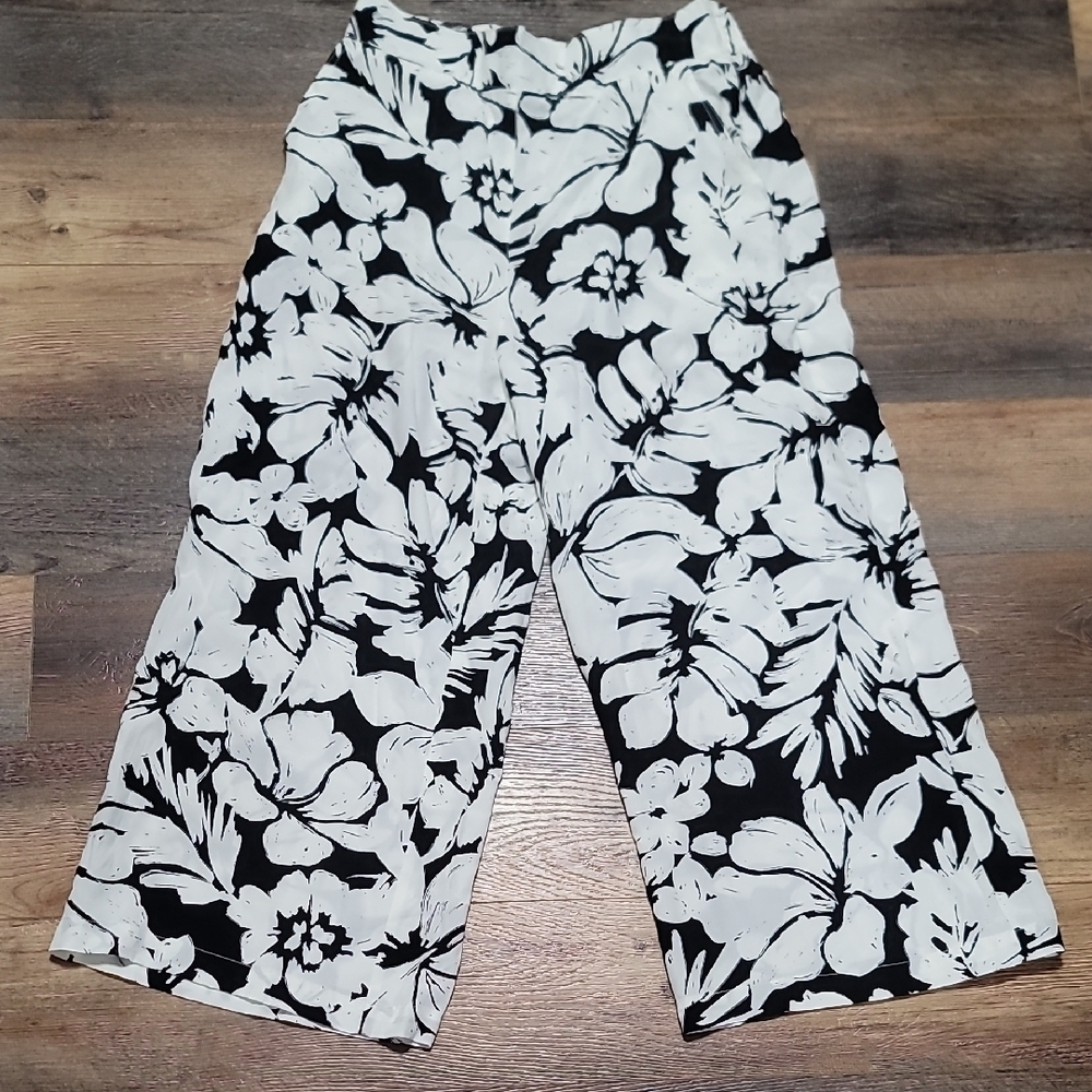 T Tahari Black and Ivory Floral Wide Leg Pants Cropped